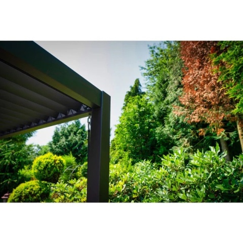 Solidny narożnik i profile aluminiowe pergoli Deluxe – detale konstrukcji w kolorze antracytowym.