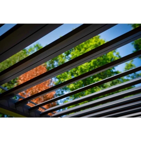 Regulowane lamele pergoli ogrodowej widok od dołu – kontrola światła na tarasie pod zadaszeniem.