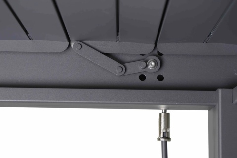 Wewnętrzny system odprowadzania wody i mechanizm ruchomych lameli w pergoli aluminiowej Deluxe.