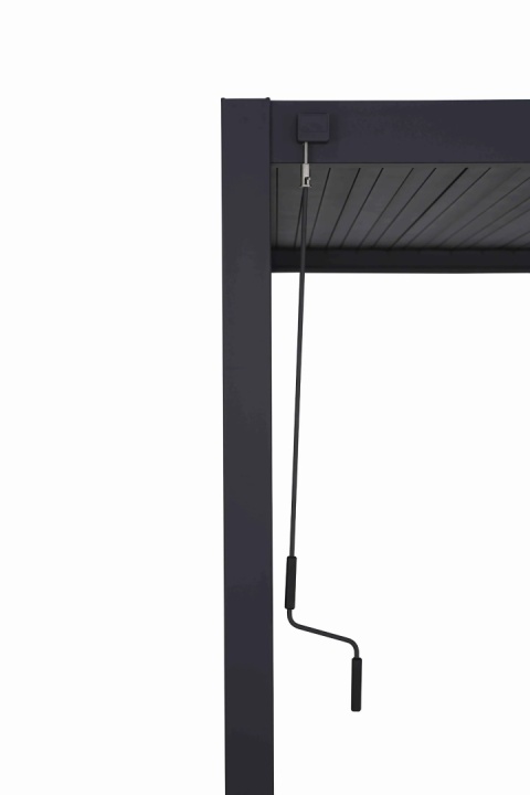 Korba do sterowania zadaszeniem pergoli tarasowej – wygodna regulacja kąta nachylenia lameli.