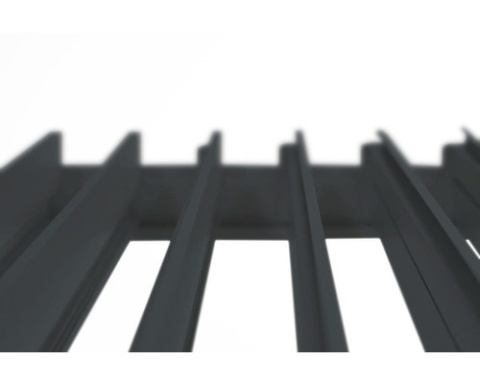 Zbliżenie na aluminiowe lamele zadaszenia pergoli Deluxe – widok wytrzymałej konstrukcji od środka.