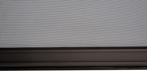 Detal wykończenia: dolna obciążająca listwa i siatka rolety opuszczanej do pergoli Mirador Deluxe