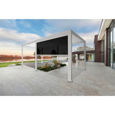 Aranżacja ogrodu z białą pergolą tarasową Mirador i opuszczoną roletą przeciwsłoneczną 3m