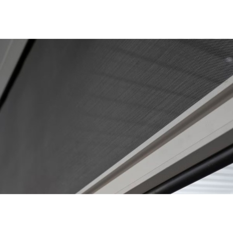 Biała kaseta z mechanizmem zwijającym rolety przeciwsłonecznej 3m do pergoli Mirador