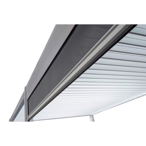 Detal prowadnicy: biała roleta przeciwsłoneczna boczna do pergoli tarasowej Mirador Delux