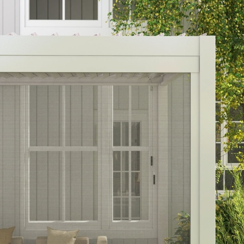 Opuszczona szara roleta przeciwsłoneczna do pergoli Mirador Delux - widok od strony tarasu