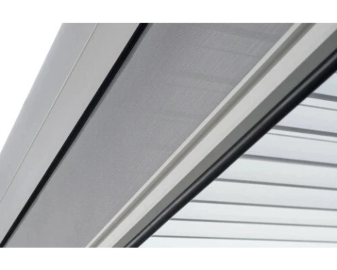 Detal mechanizmu zwijającego: górna kaseta szarej rolety przeciwsłonecznej 3m pergoli Mirador