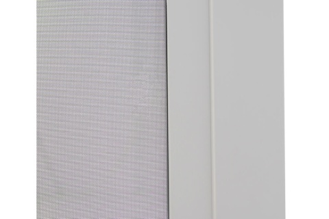 Zbliżenie na szarą siatkę i boczną prowadnicę rolety opuszczanej do pergoli tarasowej Mirador