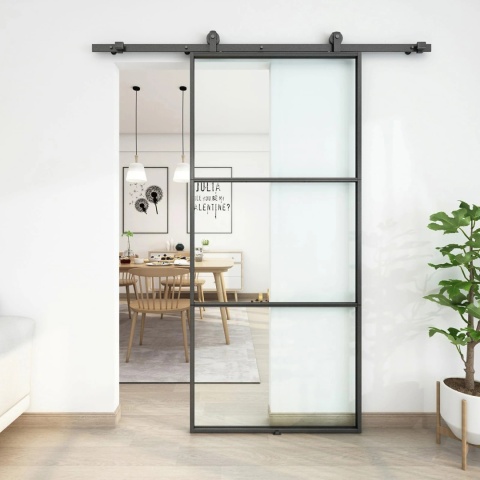 Czarne drzwi przesuwne THARO Loft 95x210 otwarte do salonu