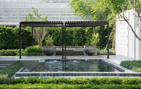 Pergola tarasowa MIRADOR Solid 80 3x2,4m antracyt w nowoczesnym ogrodzie