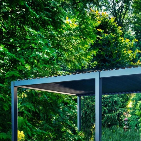 pergola ogrodowa MIRADOR Solid 80 3 x 5 m antracyt z widoczną konstrukcją stalową w zielonym otoczeniu ogrodowym zapewniająca pełną ochronę przed słońcem i deszczem