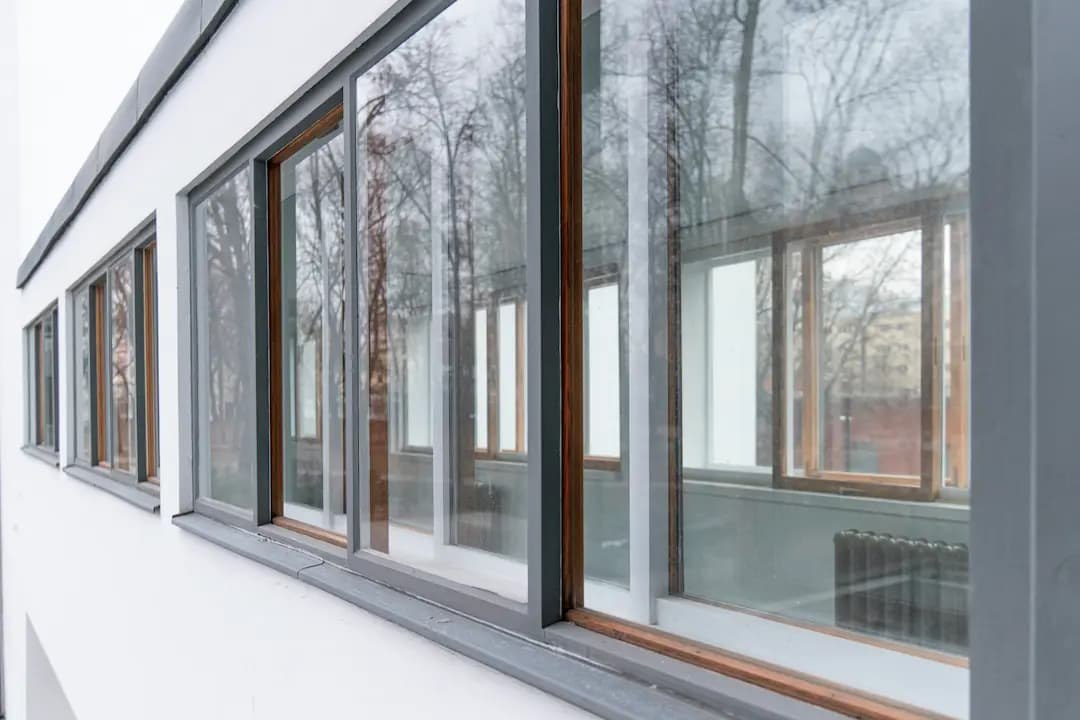 Okna aluminiowe czy drewniane? Sprawdź, co lepiej sprawdzi się w nowoczesnym budownictwie - 3